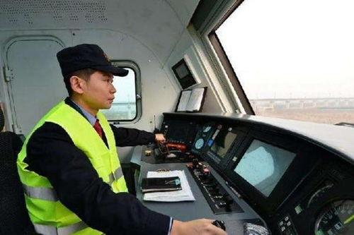 开火车吃瓜,乘客共享美味瓜果，共享旅途欢乐时光