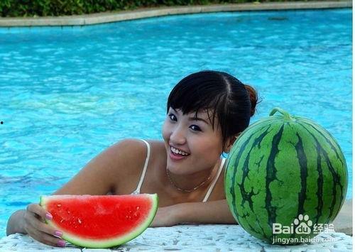 胖胖的美女吃瓜,胖胖美女的甜蜜瓜果时光