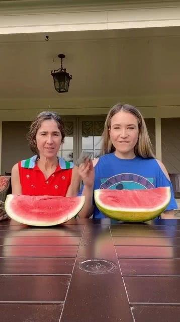 妈妈和妹妹吃瓜,妈妈与妹妹的甜蜜瓜趣时光