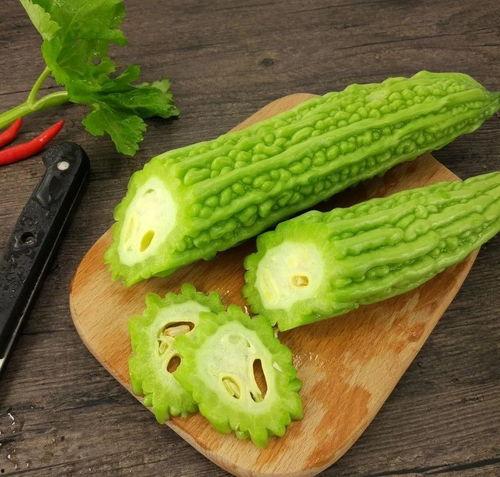 圆脸吃瓜图片,萌态十足引网友热议